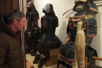 Armaduras samurai y armas en exhibición en el castillo