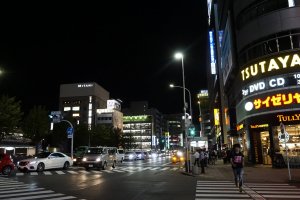 Suasana ramai di sekitar Stasiun Nagoya