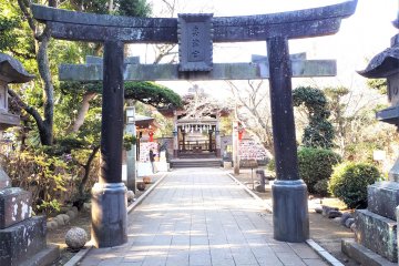The torii gate signifying the entrance to Wadatsumi no Miya Shrine.