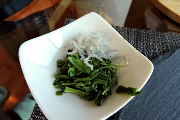 Tender green tea leaves and dried whitebait