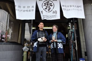 Avec Maître Iwazaki devant l’usine de thé