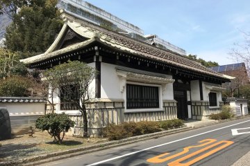Yanagi's Residence has a long-gate which had been re-located from Tochigi prefecture and a main house. It was completed in 1935, one year before the Museum was opened. The main house was designed by Soetsu Yanagi as the old wing of the main hall. Yanagi lived here until he died at the age of 72. (open to the public on the second Wed & Sat, the third Wed & Sat during each exhibition)