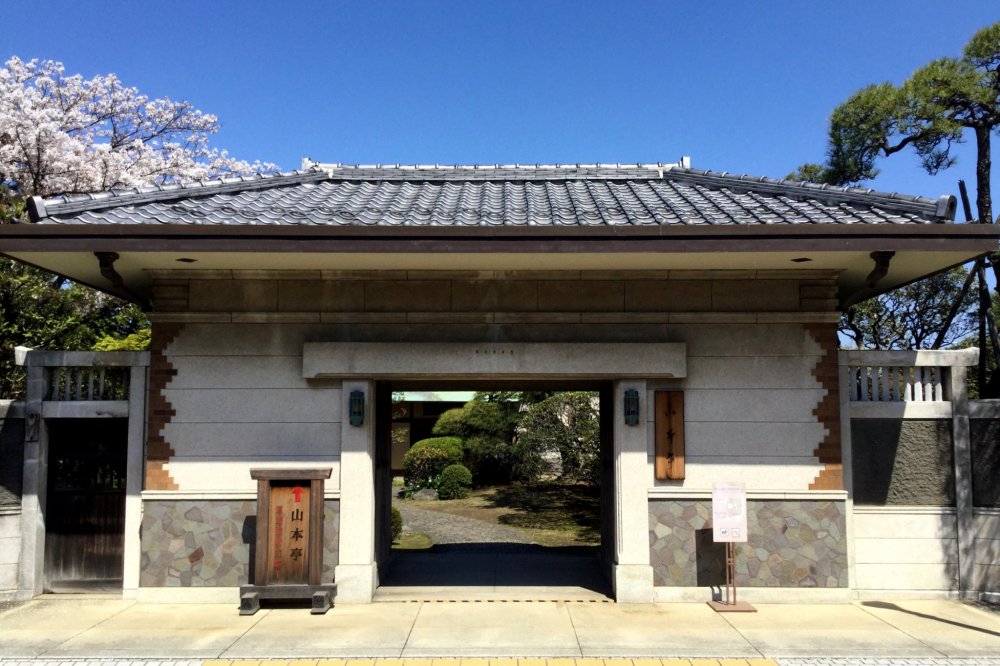 Enter at the nagayamon gate on the south side of the garden
