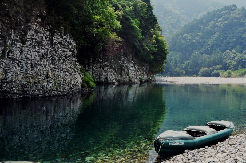 Kayaking in the Kumano area is a wonderful experience because of the beauty of the landscape.
