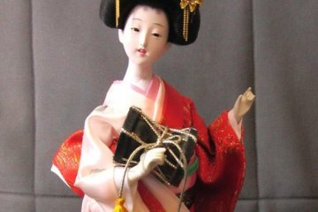 Maiko doll with taiko