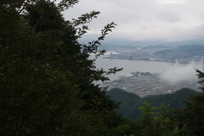 從比叡山坡上遠眺琵琶湖畔的大津市