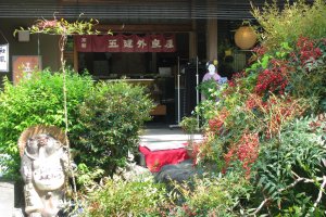 Тануки часто стоит у входа в ресторан