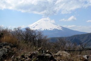Вершина Фудзи-сан покрыта снегом десять месяцев в году, и лишь летом возможно восхождение на вершину