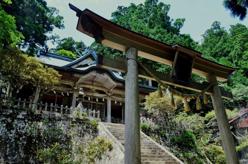 Tamaki Shrine's five kami-sama: Kuni-no-tokotachi-no-mikoto, Izanagi-no-mikoto, Izanami-no-mikoto, Ama-terasu-o-mikami, and Kamuyamato-iware-hiko-no-mikoto