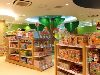 ในร้านขายของเล่นสำหรับเด็กจุเต็มไปด้วยสินค้าน่าซื้อหา