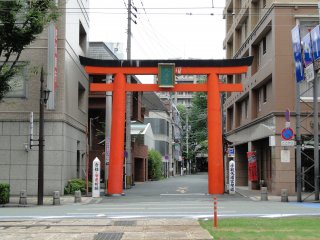 Cổng torii chính dẫn vào ngôi đền khi nhìn ở con phố chính