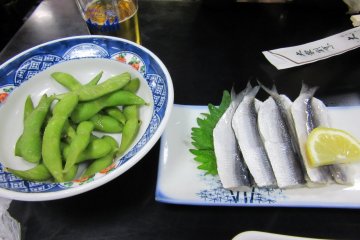 Дзунда (слева) - традиционная закуска в Японии