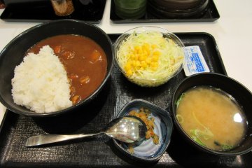 A curry rice lunch set