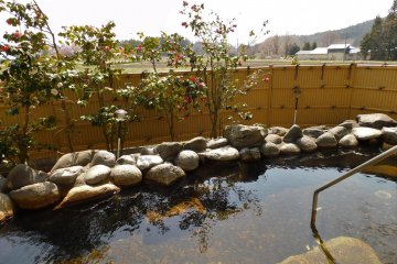 Yumoto Azamakan's outdoor onsen bath