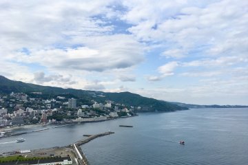 热海缆车的终点有个观景台，从这里俯瞰热海这座奇迹小城的全貌