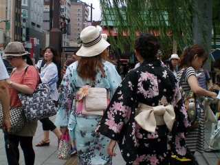 You can usually see people in traditional clothing in Asakusa.