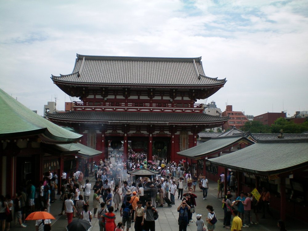 Kuil Sensouji biasanya penuh dengan orang-orang pada akhir pekan dan hari libur.