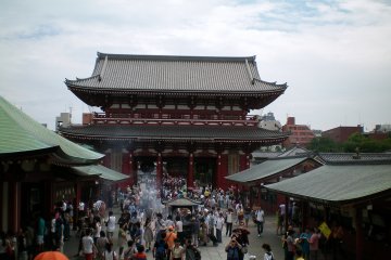 Sensouji Temple is usually teeming with people on weekends and holidays.