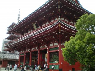 Kuil Sensoji gerbang depan tampak samping