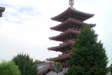 <p>Вид на пятиэтажную пагоду из храма Сэнсодзи</p>