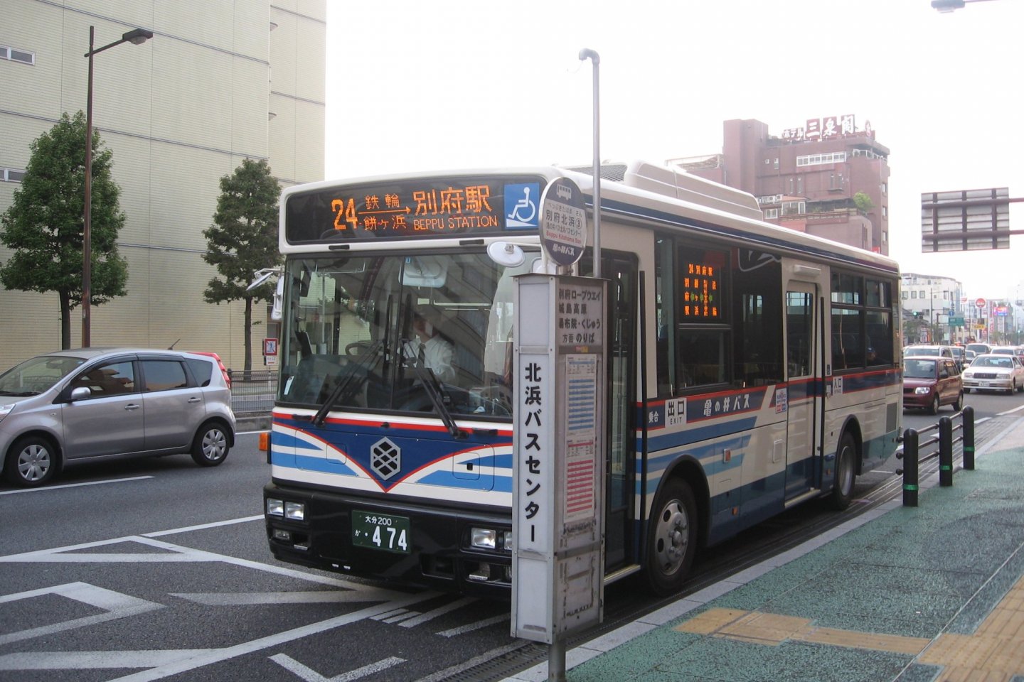Xe buýt đậu phía ngoài trung tâm xe buýt Kitahama
