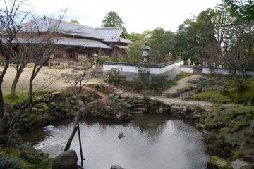 Seasonal view of Chofu Mori garden