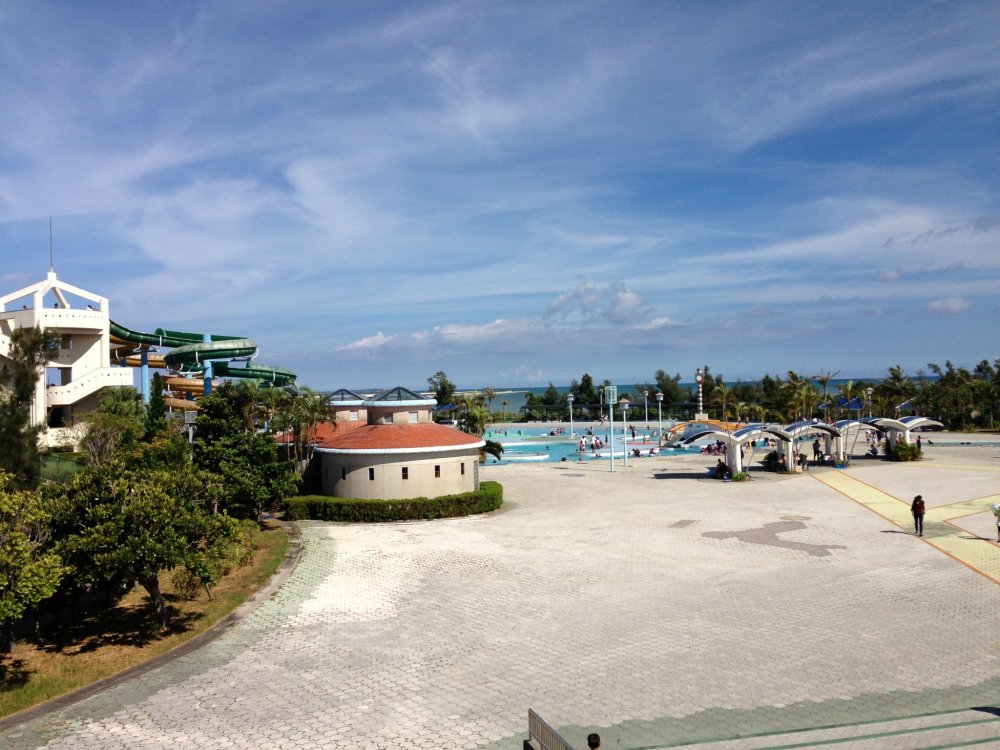 The Okinawa Prefectural Recreation Pool is built right on the edge of the Pacific Ocean in the Okinawa Comprehensive Athletic Park in Okinawa City