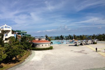 <p>The Okinawa Prefectural Recreation Pool is built right on the edge of the Pacific Ocean in the Okinawa Comprehensive Athletic Park in Okinawa City</p>