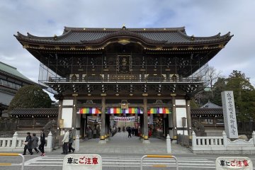 The main gate to Naritasan Shinshoji Temple