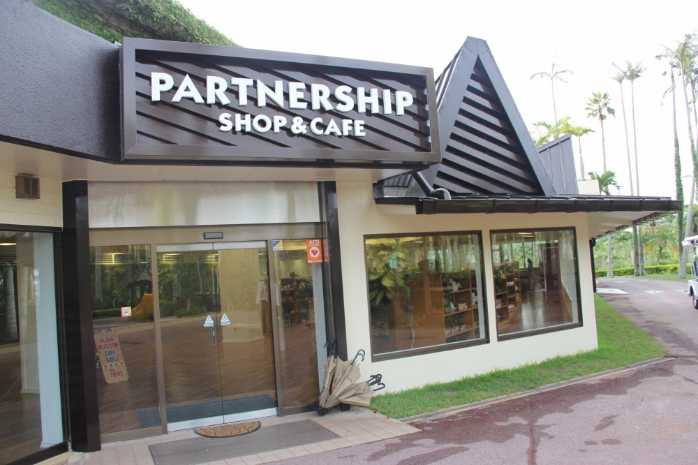 Cửa hàng và Quán cà phê Partnership nằm ở bên trái một khi đã vào Vườn Bách thảo Đông Nam