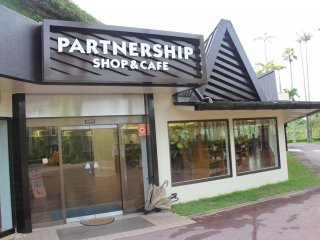 Cửa hàng và Quán cà phê Partnership nằm ở bên trái một khi đã vào Vườn Bách thảo Đông Nam