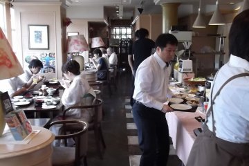 <p>มีมื้อเช้าเสิรืฟในร้านอาหารของโรงแรม</p>