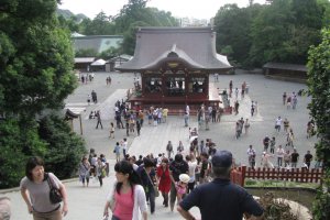 Длинный путь и множество ступеней ведут к храму Цуругаока Хатимангу