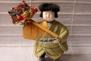 Кукла с кадзари-кумадэ