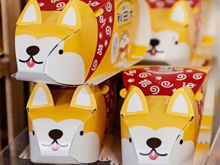 Treat your dog loving friends with the wide range of Akita dog souvenirs such as cookies, sweets and of course tee-shirts.