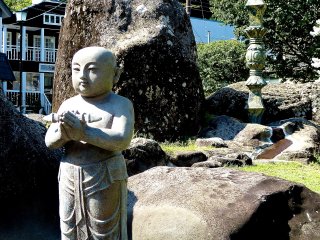 Statue of Oyukake-chigo Daishi: If your leg hurts, pour this water on the statue's leg, and your leg will feel better