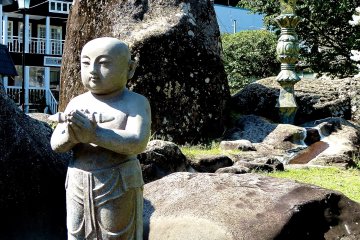 Statue of Oyukake-chigo Daishi: If your leg hurts, pour this water on the statue's leg, and your leg will feel better