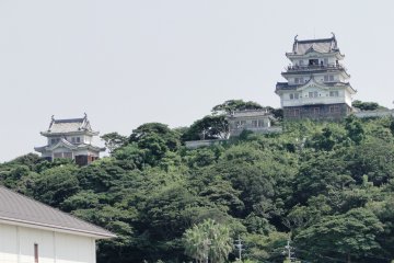 Замок Хирадо возвышается с холма над портом Хирадо