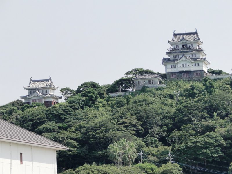 Замок Хирадо возвышается с холма над портом Хирадо