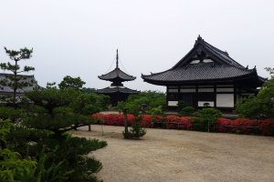 The main hall and "Tahoto" Many Jeweled Pagoda