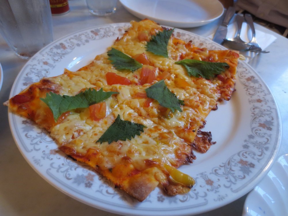 Cà chua phơi nắng và pizza phô mai kèm mozzarella húng quế