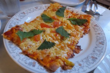 햇빛에 말린 토마토와 바질 모짜렐라 치즈 피자
