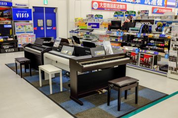 To be honest, I was a little surprised to see a range of pianos sold at K's Denki