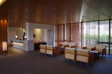 <p>บริเวณต้อนรับของโรงแรมชิออนอิน วาจุนไคคุนในฮิกะชิยะมะ เมืองเกียวโต</p>
