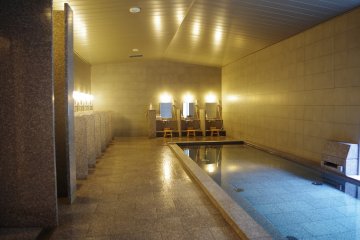 <p>ห้องอาบน้ำรวมอันเงียบสงบที่ชั้นใต้ดินของโรงแรมชิออนอิน วาจุนไคคุนในฮิกะชิยะมะ เมืองเกียวโต</p>