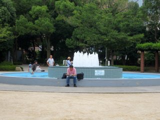 The fountain in between the playground and the zoo seems to be a popular resting place