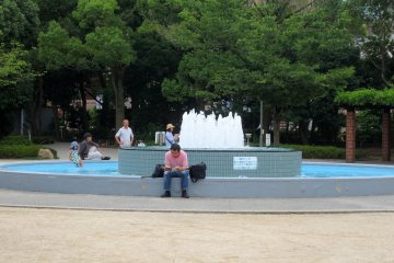 The fountain in between the playground and the zoo seems to be a popular resting place