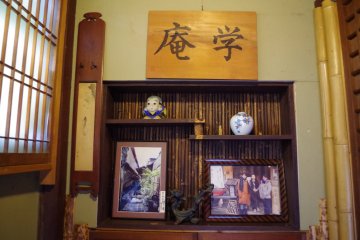 <p>Decorations at the entry of Kaikoan Machiya in Higashiyama, Kyoto City.</p>