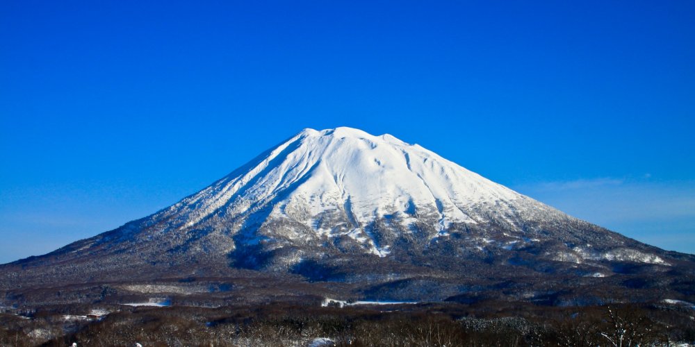 Le Mont Yōtei un jour de beau temps vu de derri&egrave;re le Hirafu Lawson