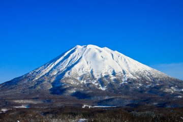 Mt Yotei on a clear day as seen from behind the Hirafu Lawson